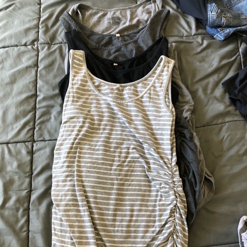 Maternity tank tops lot of 4